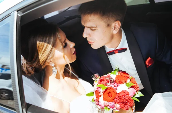 Par Kärlek Bruden Och Brudgummen Bilen — Stockfoto