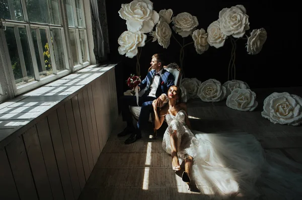 Noiva Elegante Noivo Uma Sessão Fotos Casamento Estúdio Casal Apaixonado — Fotografia de Stock