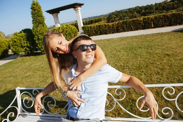 Stylowy Para Zakochanych Facet Okularami Blondynka Spacer Pozytywne Emocje — Zdjęcie stockowe