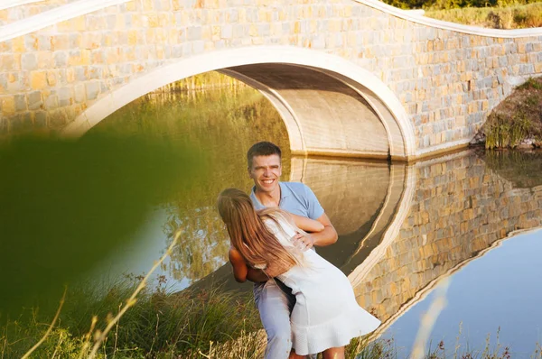 Älskande Par Promenader Genom Den Vackra Stenbron — Stockfoto