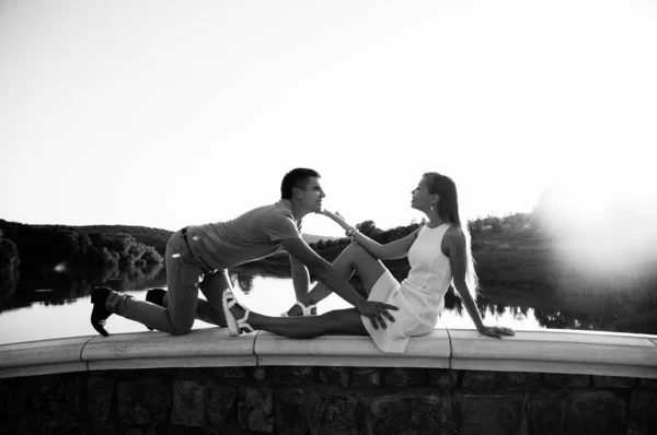 Pareja Amorosa Caminando Por Hermoso Puente Piedra — Foto de Stock