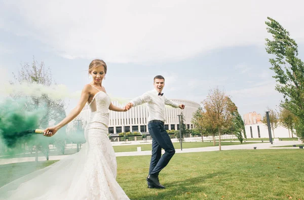 Lyckliga Par Kärlek Bruden Och Brudgummen Brinnande Eld Parken — Stockfoto