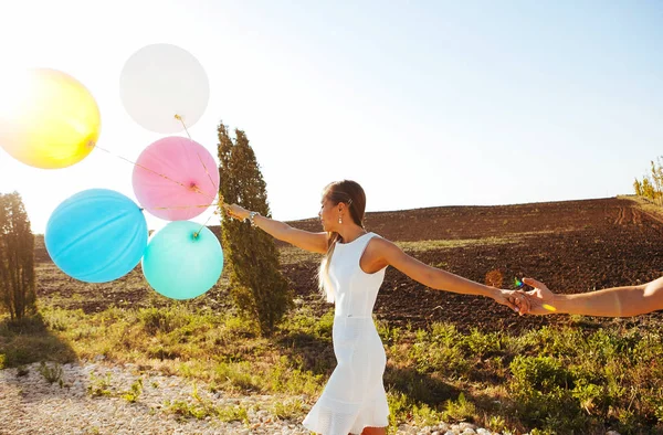 Älskare Skratta Och Kramas Promenad Sommaren Hålla Ballonger — Stockfoto