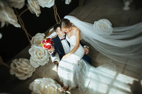 Stilvolles Brautpaar Bei Einem Hochzeitsfotoshooting Studio Ein Verliebtes Paar Lacht — Stockfoto