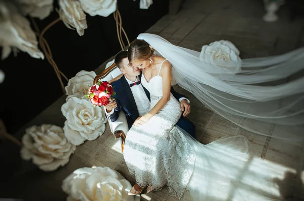 şık gelin ve Damat Düğün fotoğraf oturumunda stüdyoda, sevgi dolu birkaç gülüyor ve hugs