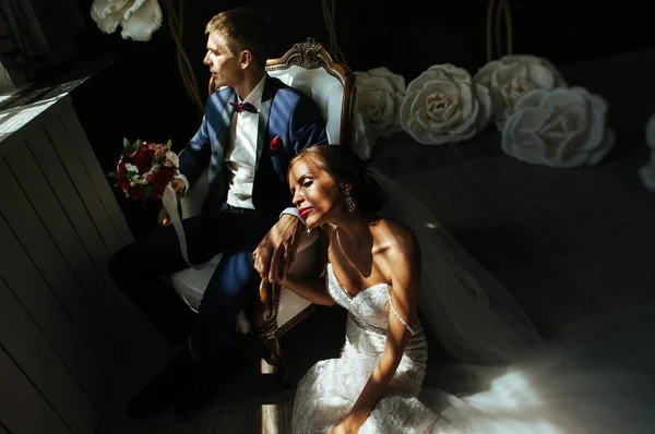 スタイリッシュな結婚式の写真で新郎新婦撮影スタジオ 愛のカップルは難しい光の写真 — ストック写真