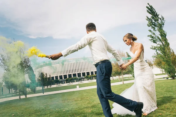 Lyckliga Par Kärlek Bruden Och Brudgummen Brinnande Eld Parken — Stockfoto