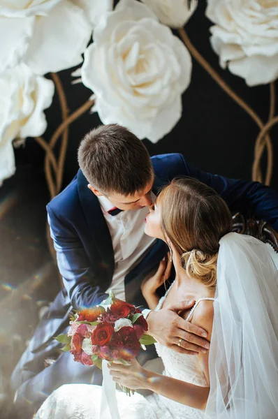 Sposa Sposo Bel Vestito Sono Seduti Una Sedia Bianca Vintage — Foto Stock