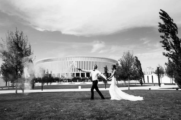 Couple Heureux Amoureux Mariée Marié Brûlent Feu Dans Parc — Photo