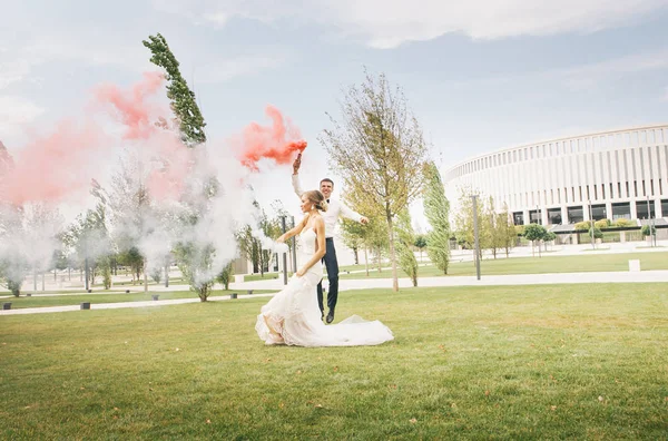 Coppia Felice Innamorata Sposa Sposo Stanno Bruciando Fuoco Nel Parco — Foto Stock