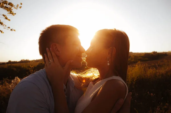 Liefde Paar Een Wandeling Zomer Bergen Bij Zonsondergang Voorzichtig Kijken — Stockfoto