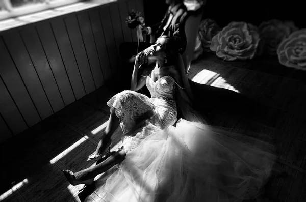 Mariée Élégante Marié Lors Une Séance Photo Mariage Dans Studio — Photo