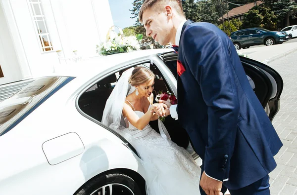 Casal Amor Noiva Noivo Sair Carro — Fotografia de Stock