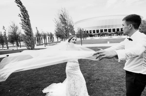 Stylish Bride Groom Walk Wedding Day Park Stadium Long Veil — Stock Photo, Image