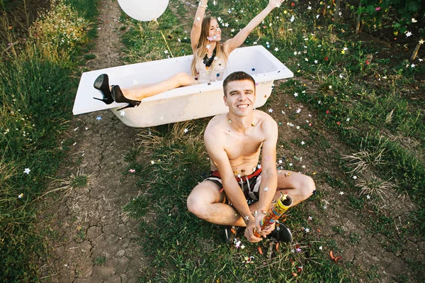 Ein Mann Und Eine Frau Sitzen Einem Bad Mit Rosenblättern — Stockfoto