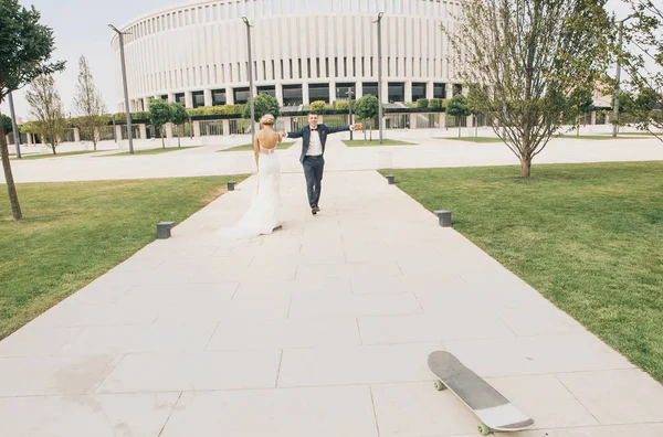 Couple Heureux Dans Amour Mariée Marié Monter Une Planche Roulettes — Photo