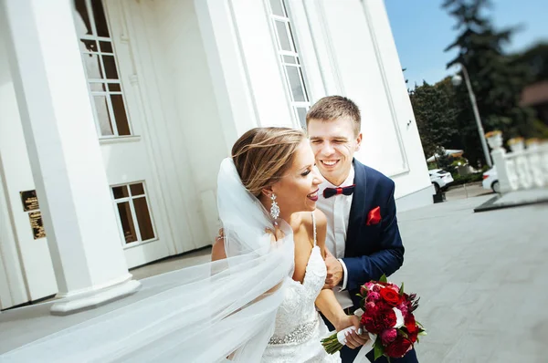 Noiva Elegante Noivo Abraçar Rir Palácio Casamento — Fotografia de Stock