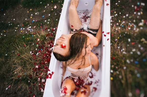 Homem Uma Mulher Estão Sentados Banho Com Folhas Rosa Meio — Fotografia de Stock