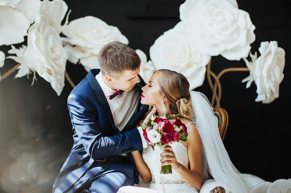 Novia Novio Hermoso Vestido Están Sentados Una Silla Vintage Blanca — Foto de Stock