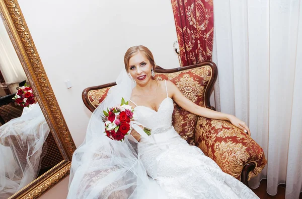 Mariée Assied Malicieusement Sur Une Chaise Rouge Avec Bouquet Dans — Photo