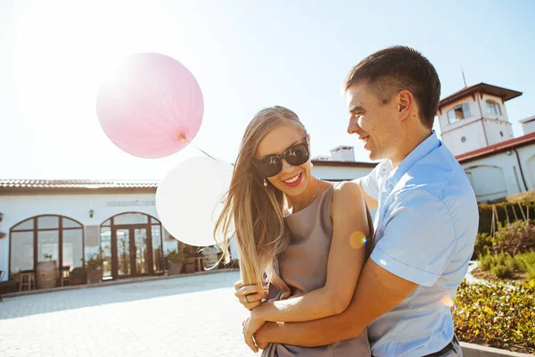 Snygg Par Kärlek Promenad Naturen Vid Solnedgången Med Ballonger Ömma — Stockfoto