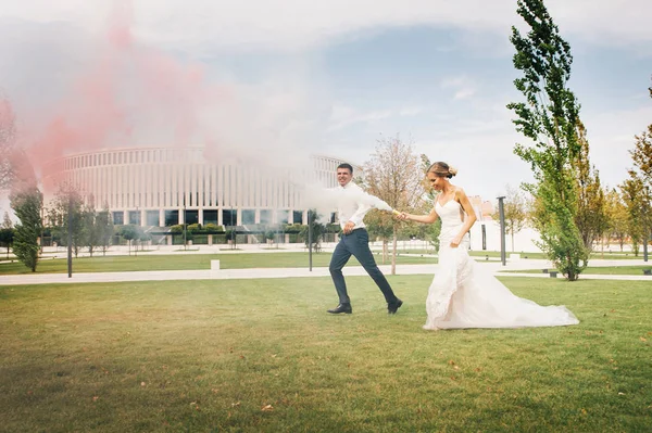 Happy Couple Love Bride Groom Burning Fire Park — Stock Photo, Image