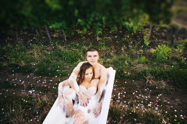 Homme Une Femme Sont Assis Dans Bain Avec Des Feuilles — Photo