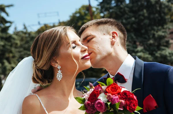 Noiva Elegante Noivo Passeio Seu Dia Casamento — Fotografia de Stock