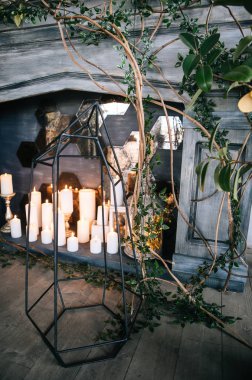 yaratıcı dekor ve tasarım bir çatı, gri şömine, mumlar, antika koltuk ve bitkiler için