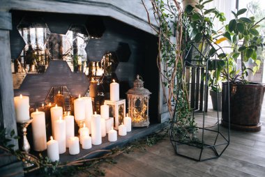 yaratıcı dekor ve tasarım bir çatı, gri şömine, mumlar, antika koltuk ve bitkiler için