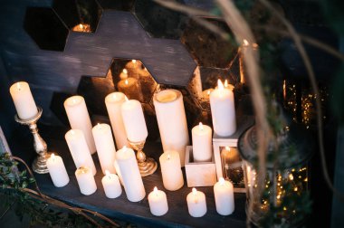 yaratıcı dekor ve tasarım bir çatı, gri şömine, mumlar, antika koltuk ve bitkiler için