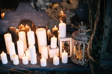 yaratıcı dekor ve tasarım bir çatı, gri şömine, mumlar, antika koltuk ve bitkiler için