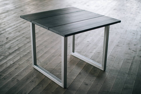 серый стол - креативный декор и дизайн чердака
