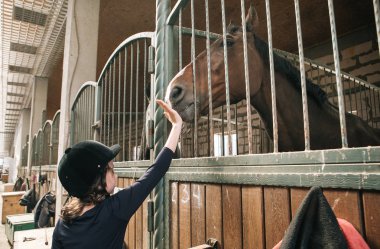 sevimli genç kız için a yürümek, fotoğraf Dünya Kadınlar Günü için kırmızı bir atın içinde