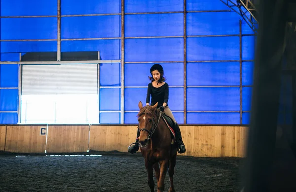 Linda Chica Adolescente Con Casco Caballo Foto Para Día Mujer — Foto de Stock