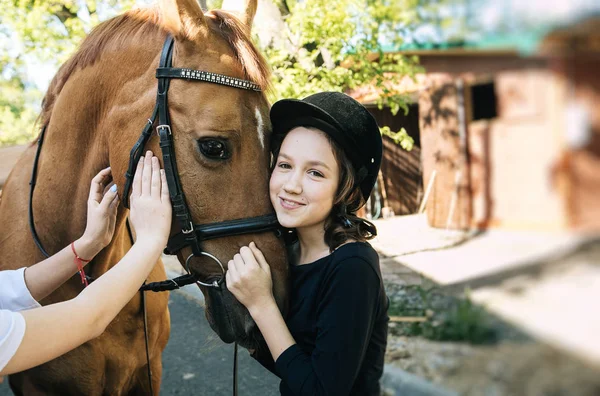 世界婦人デーの写真に赤馬のかわいい十代の少女 — ストック写真