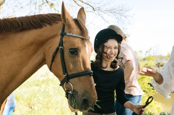 世界婦人デーの写真に赤馬のかわいい十代の少女 — ストック写真