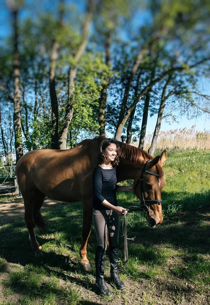 世界婦人デーの写真に赤馬のかわいい十代の少女 — ストック写真