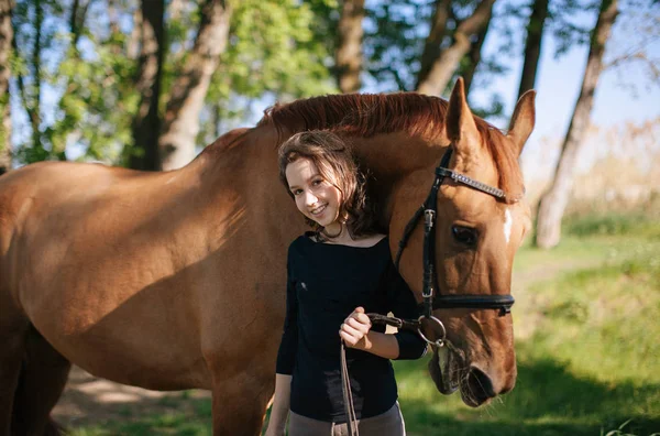 世界婦人デーの写真に赤馬のかわいい十代の少女 — ストック写真