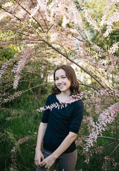 Söt Tonåring Flicka Blommande Buskar För Promenad Foto Till Den — Stockfoto