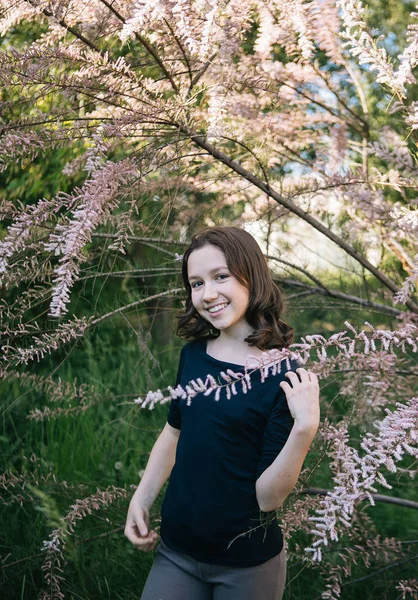 Cute Teen Dziewczyna Kwitnących Krzewów Spacer Zdjęcie Dnia Kobiet Świata — Zdjęcie stockowe