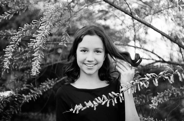 Χαριτωμένος Έφηβος Κορίτσι Ανθοφορία Θάμνους Για Έναν Περίπατο Φωτογραφία Για — Φωτογραφία Αρχείου