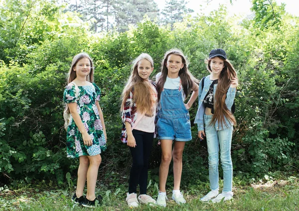 Четыре Девочки Подростка Гуляют Смеются Играют Зеленом Парке Каникулах Позитивная — стоковое фото