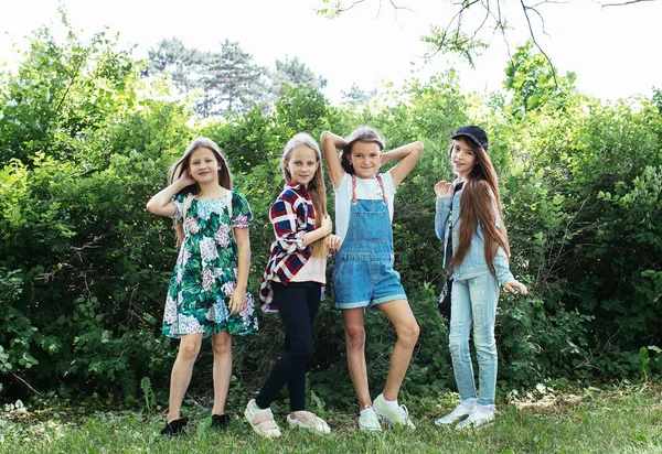 Quatro Adolescentes Meninas Andar Rir Jogar Parque Verde Para Uma — Fotografia de Stock