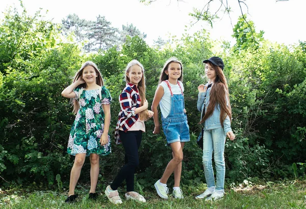 Four Teen Girls Walk Laugh Play Green Park Break Positive — Stock Photo, Image