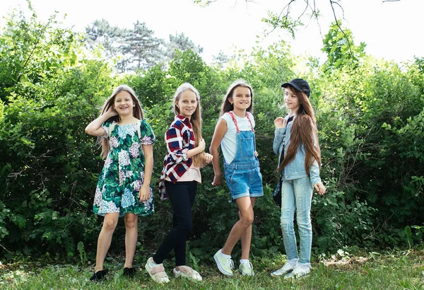 Quatro Adolescentes Meninas Andar Rir Jogar Parque Verde Para Uma — Fotografia de Stock