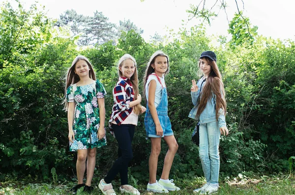 Vier Jugendliche Mädchen Spazieren Lachen Und Spielen Einem Grünen Park — Stockfoto