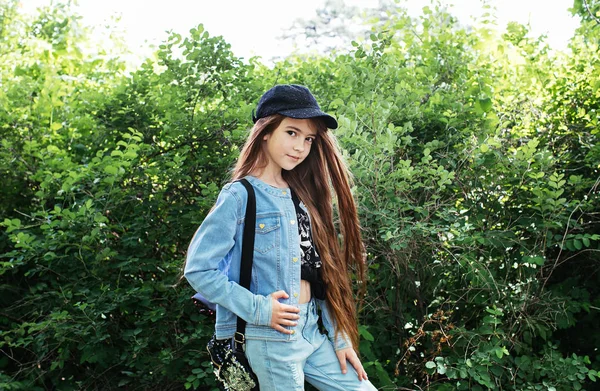 Chica Adolescente Pelirroja Traje Mezclilla Posando Parque Verde Chica Escuela — Foto de Stock