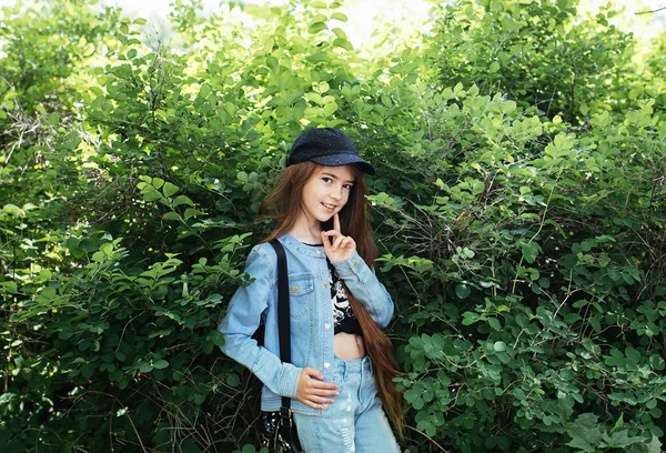 Rothaarige Teenagerin Jeansanzug Posiert Einem Grünen Park Positives Schulmädchen — Stockfoto