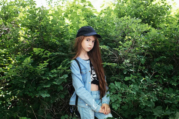 Rothaarige Teenagerin Jeansanzug Posiert Einem Grünen Park Positives Schulmädchen — Stockfoto